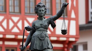 Die Statue der Justitia am Gerechtigkeitsbrunnen in Frankfurt am Main