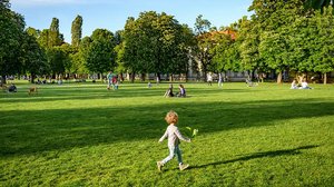 Ein Park mit Kindern im Sonnenschein