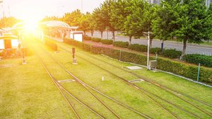 Eine Straßenbahnhaltestelle im Gegenlicht