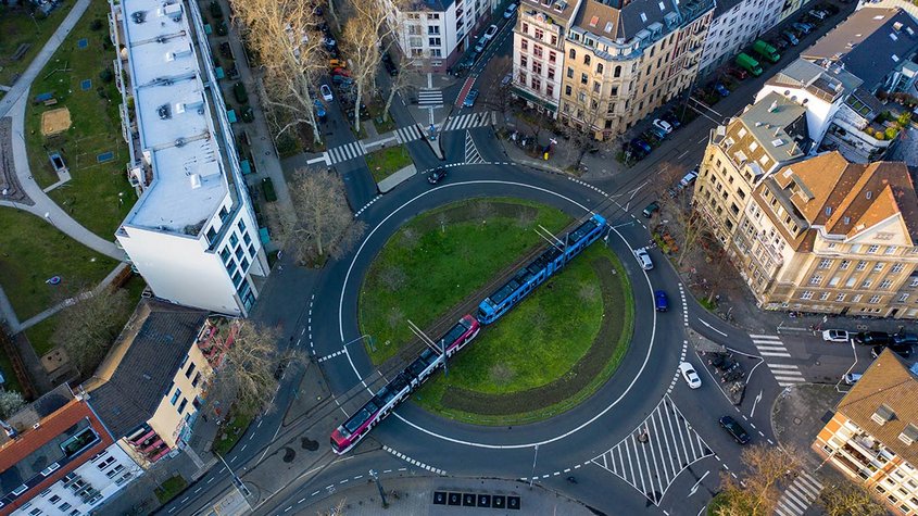 Ein Verkehrsknotenpunkt mit Häusern und Straßenbahn (Luftbild)