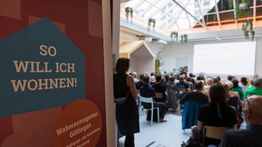 Blick in die Podiumsdiskussion 2022 in Göttingen „Klimagerechte Stadtentwicklung durch Suffizienz?“