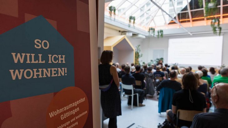 Blick in die Podiumsdiskussion 2022 in Göttingen „Klimagerechte Stadtentwicklung durch Suffizienz?“