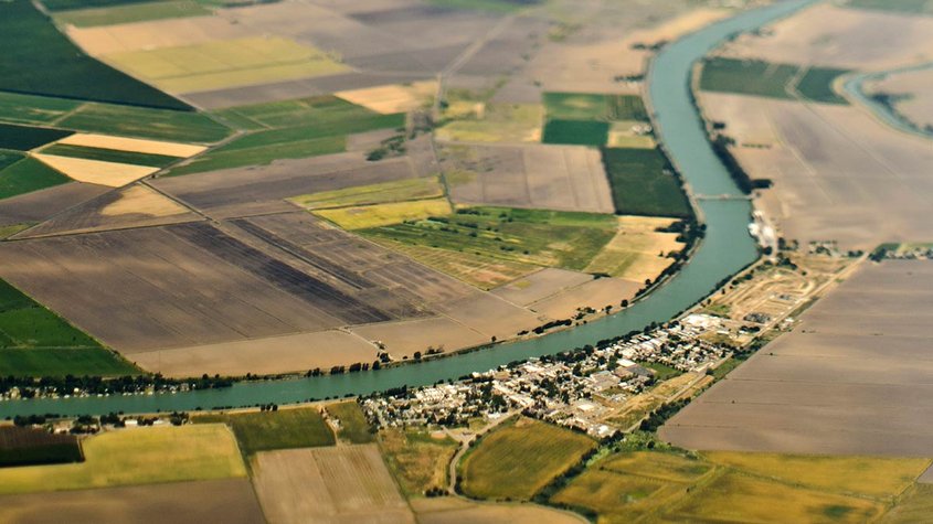 Ein Fluss in der Landschaft