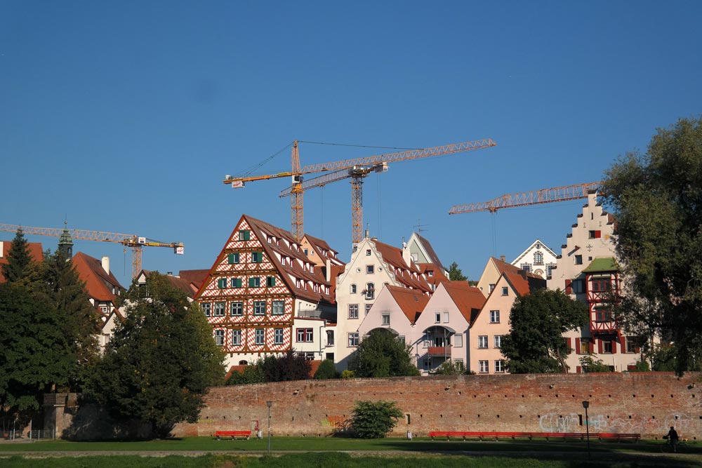 Historische Altstadt in Ulm mit Baukränen im Hintergrund